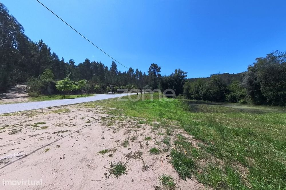 Terreno florestal de 18600 m2 com vistas panorâmicas.
