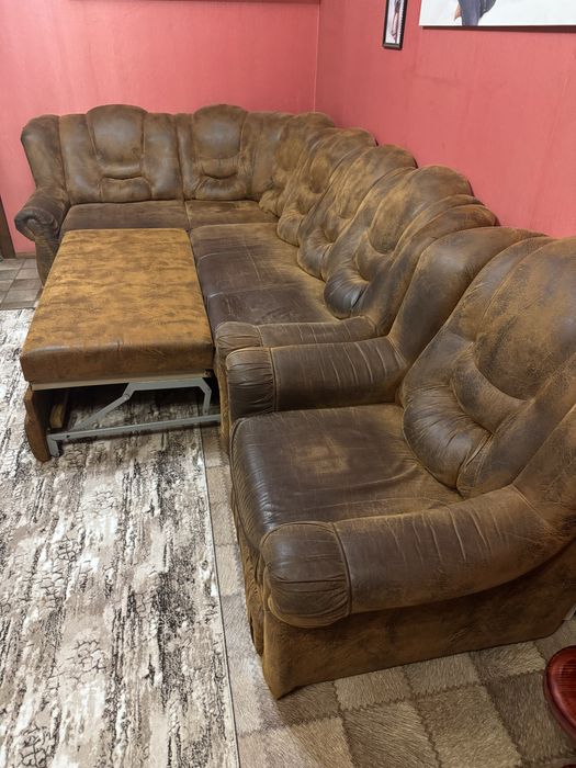 Продам угловой диван с креслом.