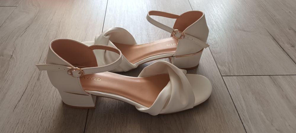Ślubne buty białe rozm. 40, wkł. 26 cm, obcas 4 cm