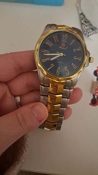 Vendo varios relógios de pulso