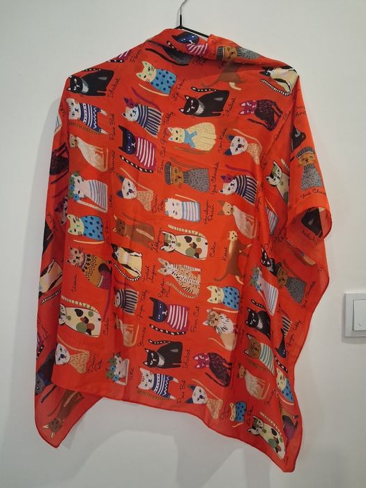 *Jedwabna chusta dla miłośniczki kotów.