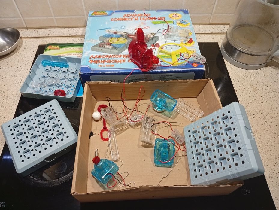 Продам електричний електронний конструктор.