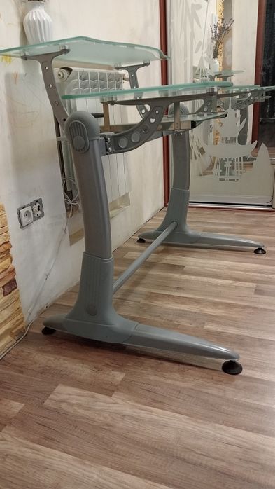 Скляний комп'ютерний стіл