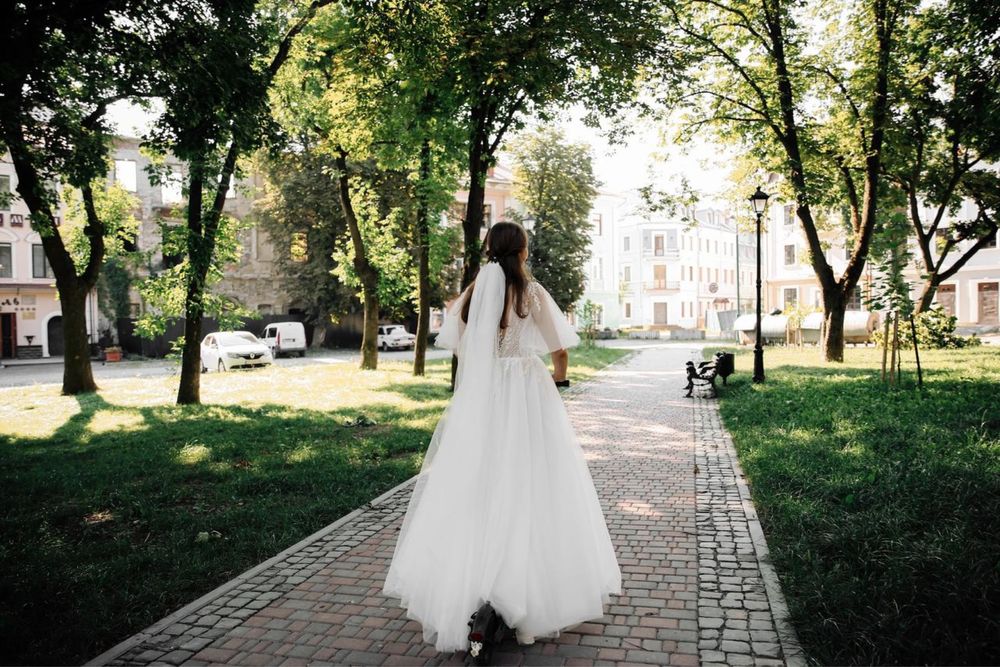 Весільня сукня.    .