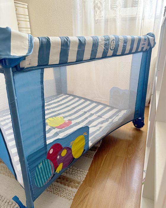 Parque infantil azul e branco