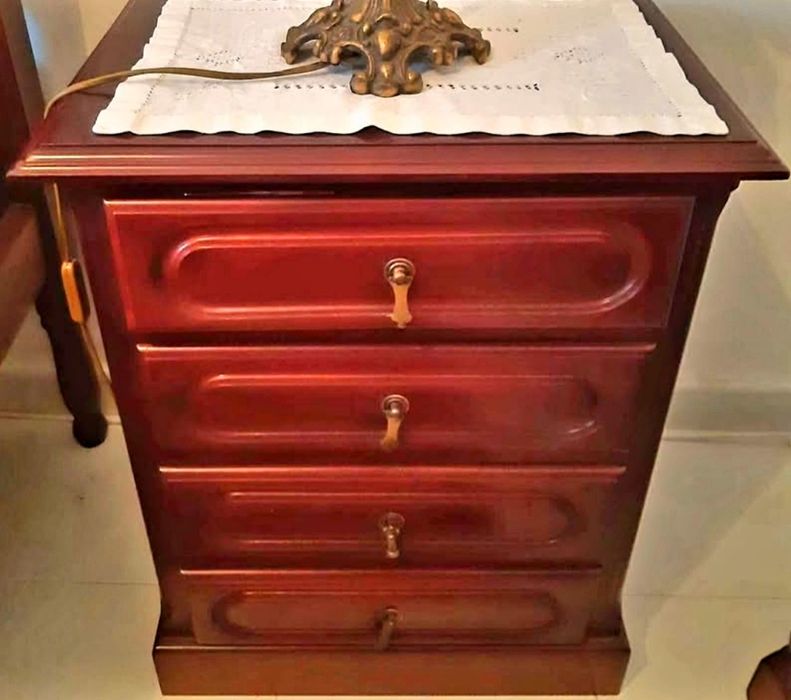 Cama colchão e mesas cabeceira