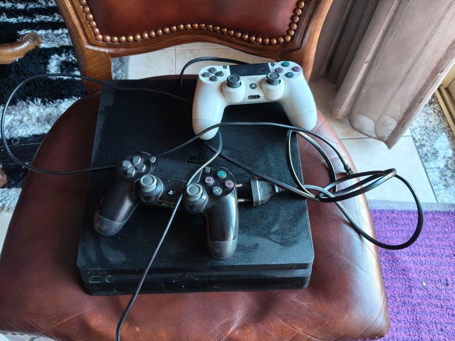 PS4 Slim + 2 comandos