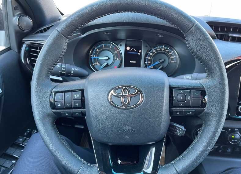 Разборка Toyota Hilux бампер комплектний
