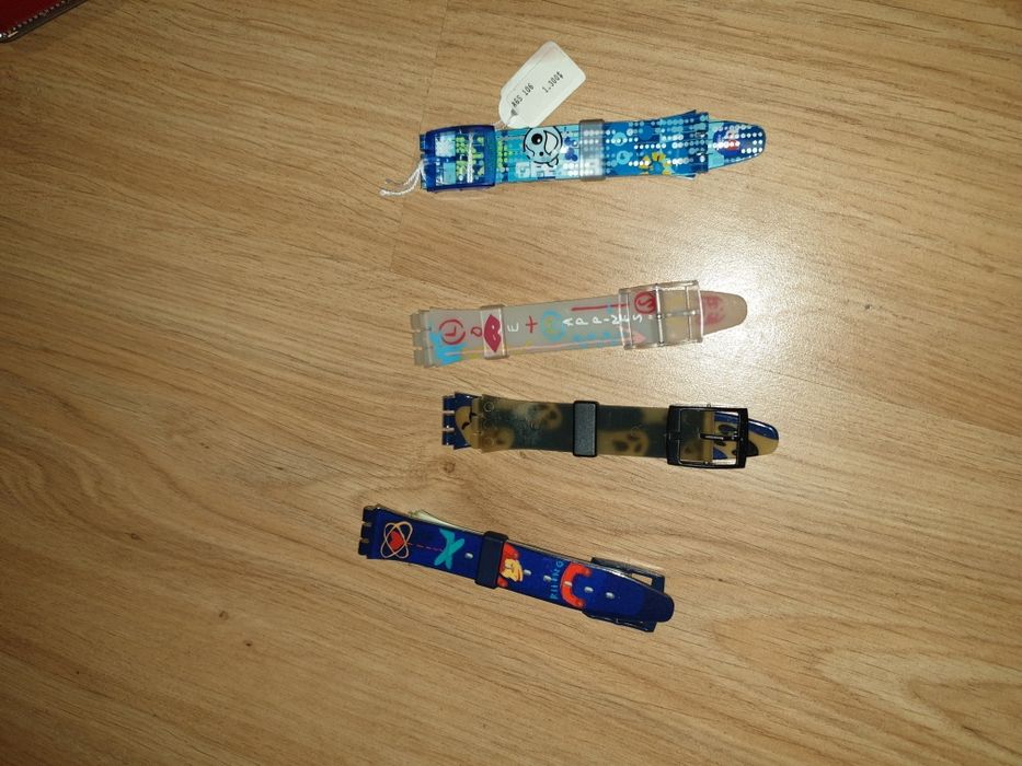 Vários relógios swatch