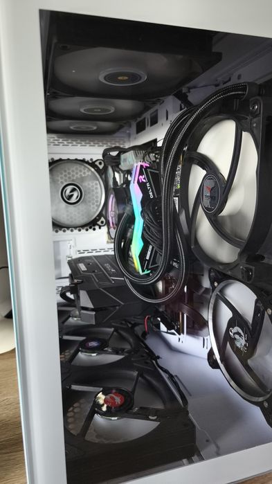 Computador caixa lian li, Ryzen 9 7900, placa gráfica 1650 e 32 GB Ram