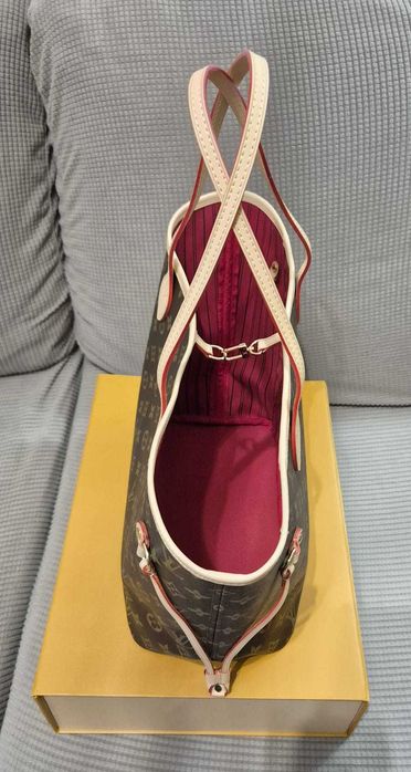 Louis Vuitton Neverfull MM na versão Monogram Canvas.