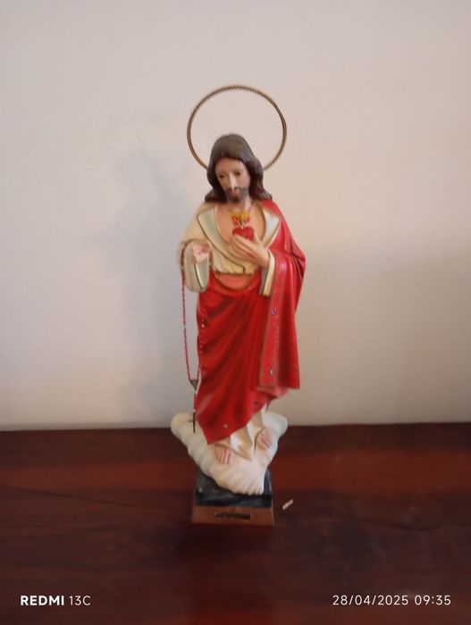 Imagem de Jesus Cristo com cerca de 35 cm de altura