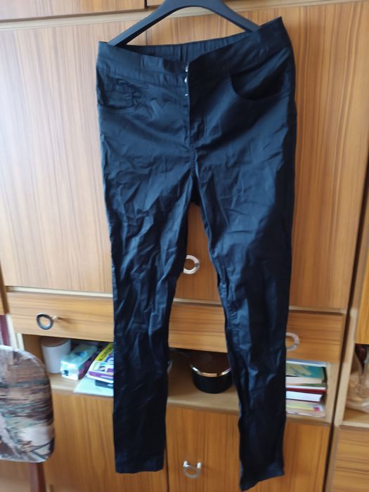 Czarne spodnie wizytowe Vila