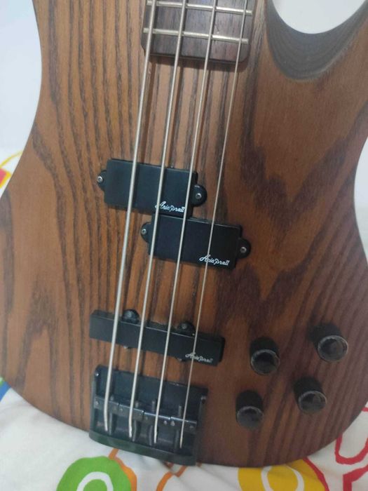 Baixo Aria pro II ativo