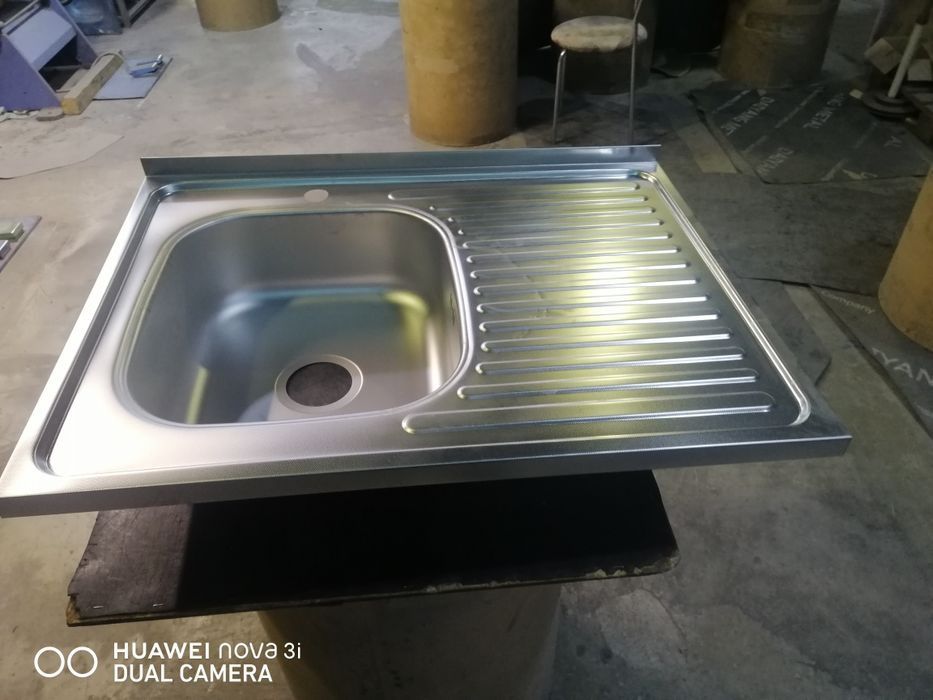 Кухонная мойка накладная