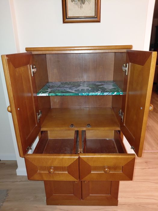 Móvel de madeira maciça