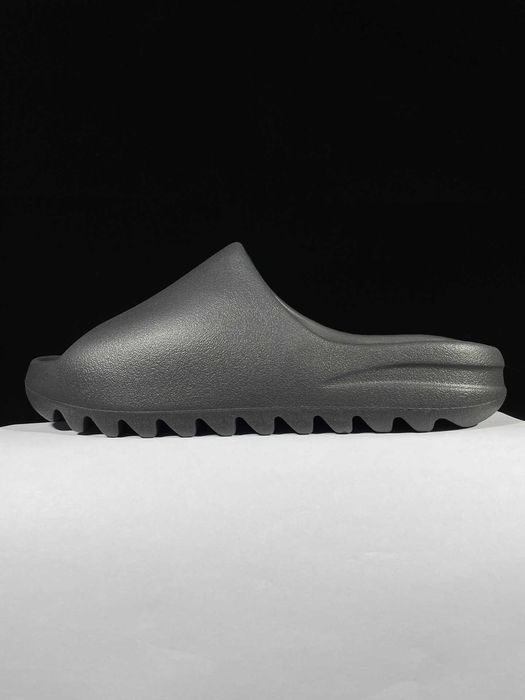 Czarne kapcie Adidas Yeezy 39