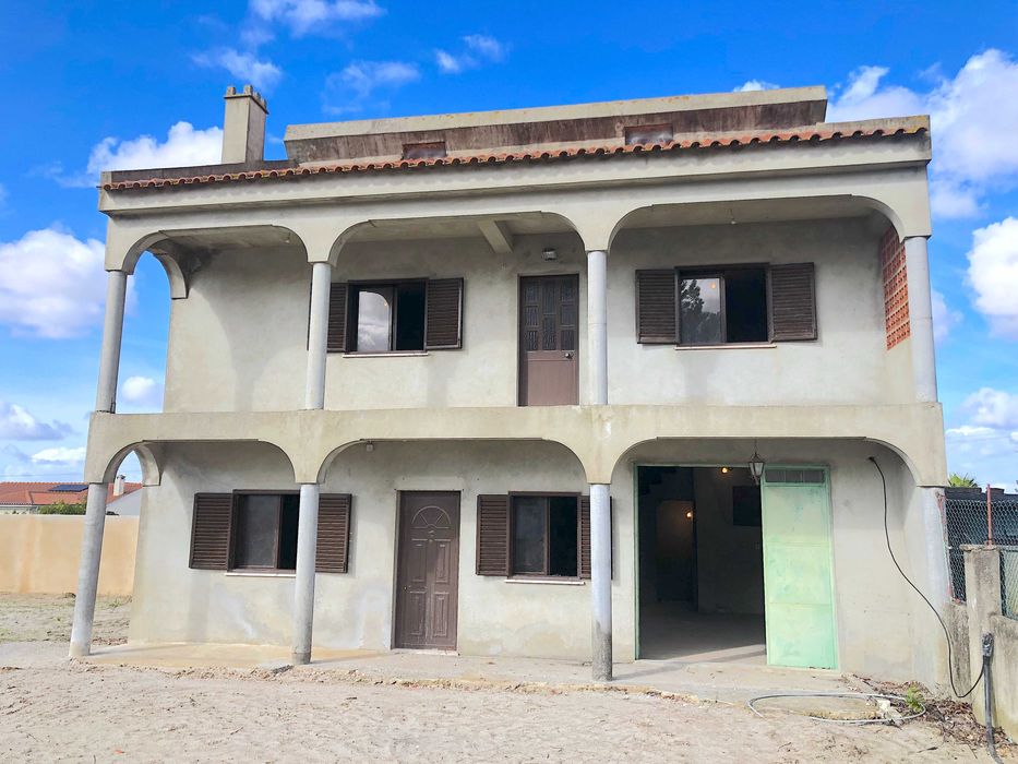 Terreno com 650m² e casa de 160m² para renovar em Azeitao