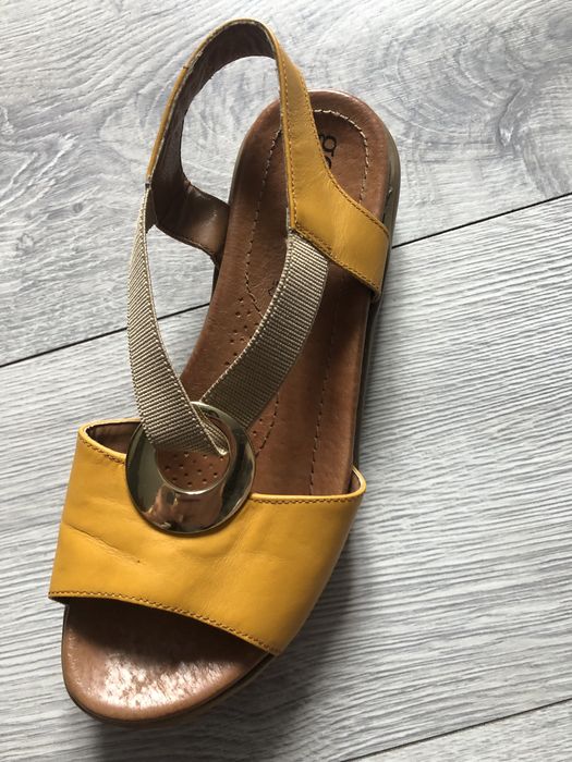 Босоніжки  жіночі  ,шкіряні в гарному стані