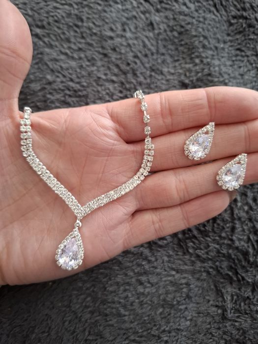 Zestaw biżuteri naszyjnik  małe kolczyki łezka kryształek srebry kolor