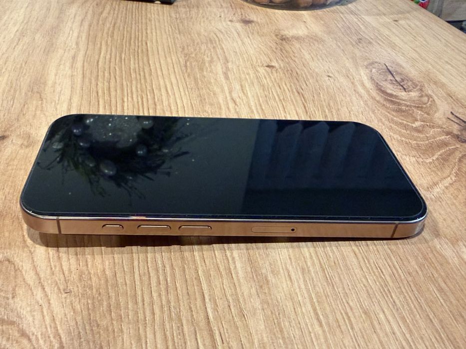 Iphone 16 pro z ładowarką orginalną