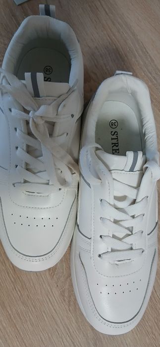 Кроссовки женские 38р