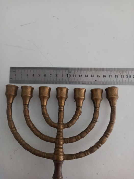 Candelabro de latão.
