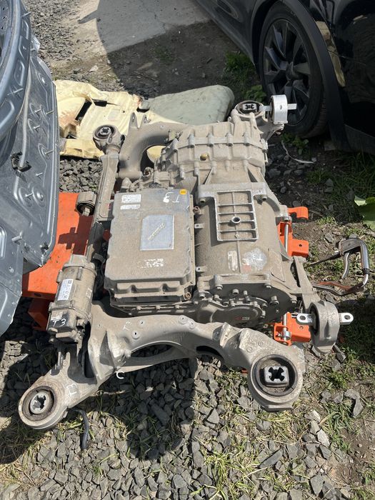 Порше Тайкан задній підрамник