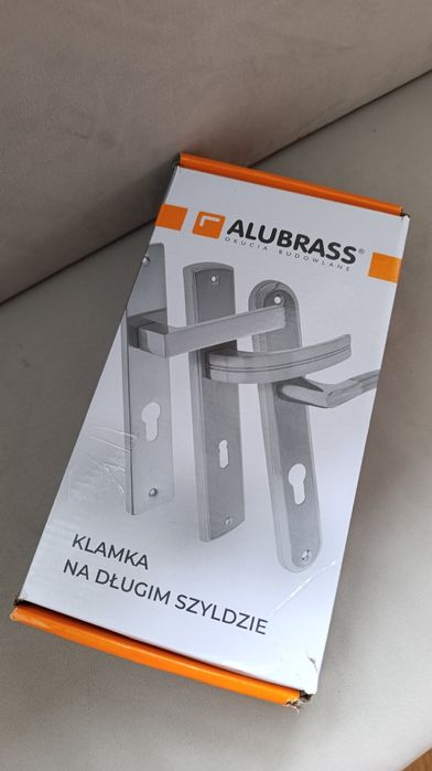 Srebrna klamka drzwi zewnętrznych z szyldem górnym prawa 72 chrom