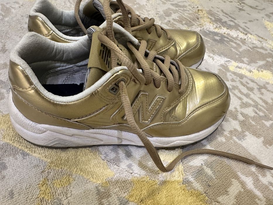 Tenis New Balance 580 Dourados