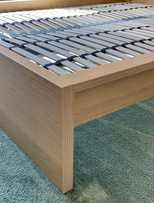 Cama e Duas Mesas de Cabeceira / Bed & Two Bedside Tables