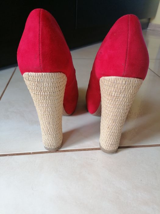 Czerwone szpilki na słupku