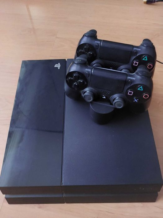 Playsation 4 em excelente estado com 2 comandos e carregador