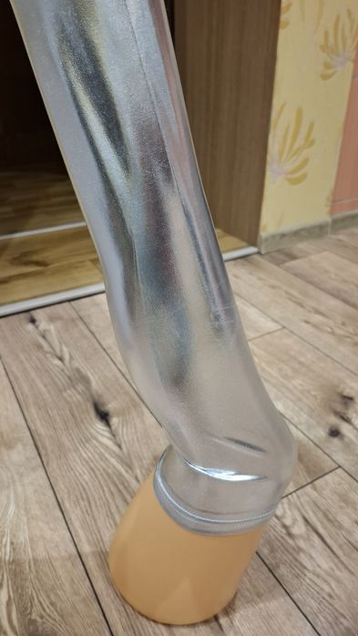 Pończochy damskie błyszczące.