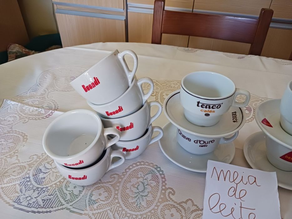 Conjunto de chávenas de marcas de café e meias de leite