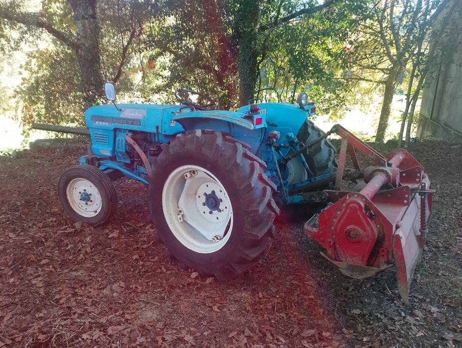 Trator agrícola e fresa