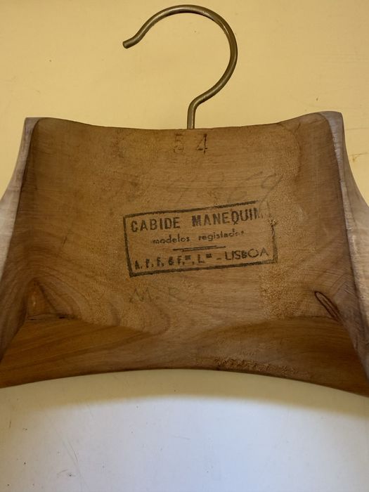 RESERVADO - Cabides de madeira