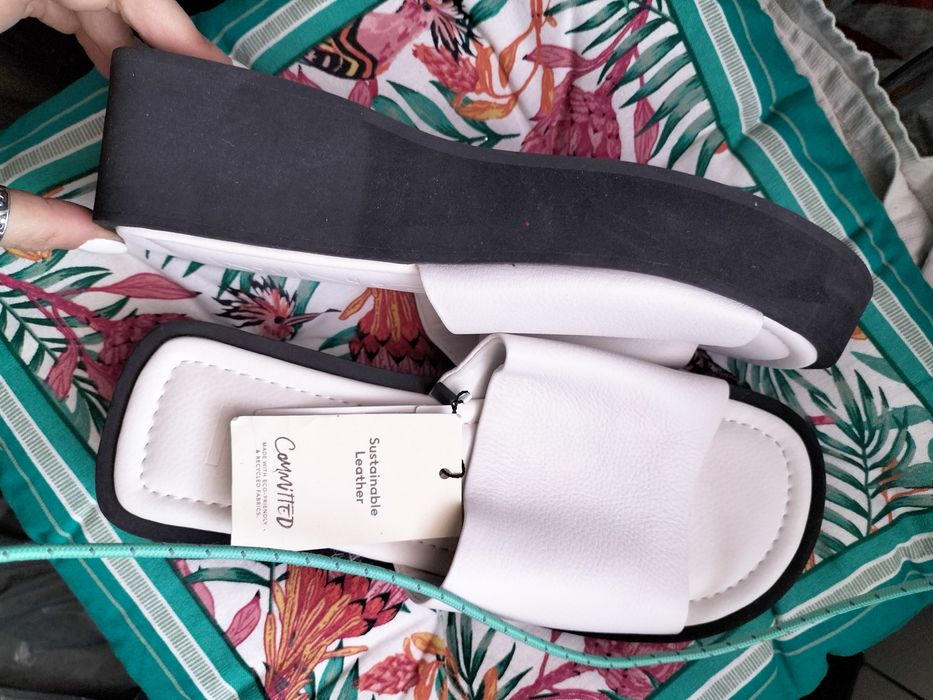 Skórzane klapki mule na platformie Mango premium