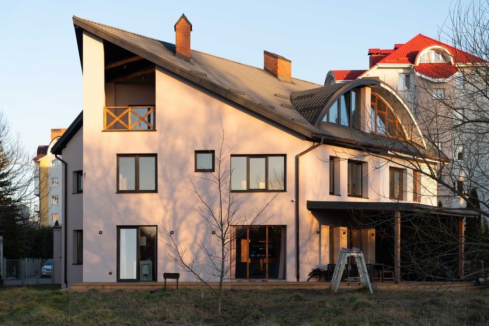 Продаж котеджу з ремонтом на вулиці Роксоляни!