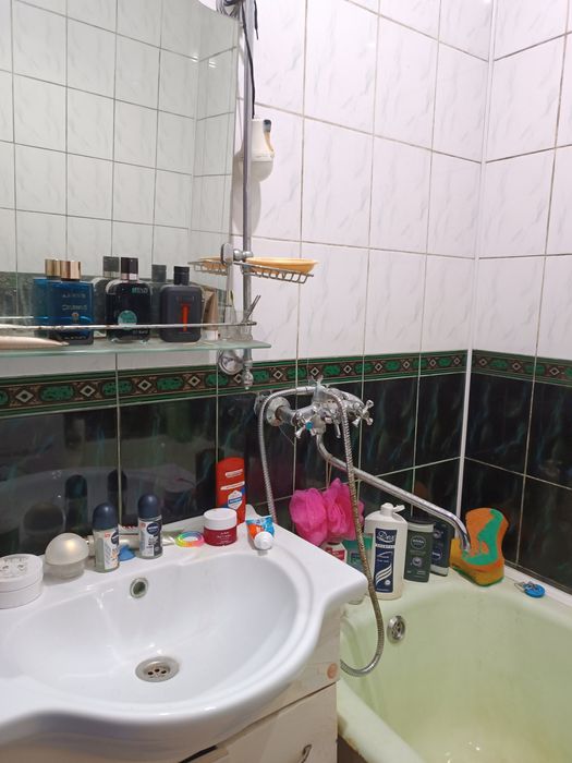 Продам 3 -х комнатную квартиру на Ласточке в самом центре.