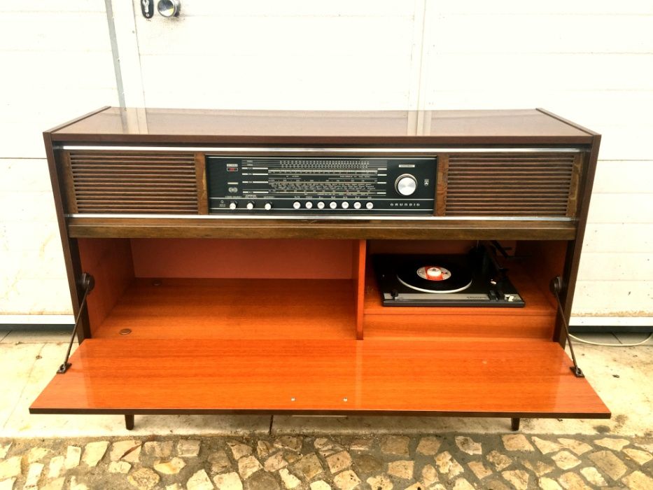 Aparador rádio gira discos Grundig grande a funcionar 118comp x 36prof