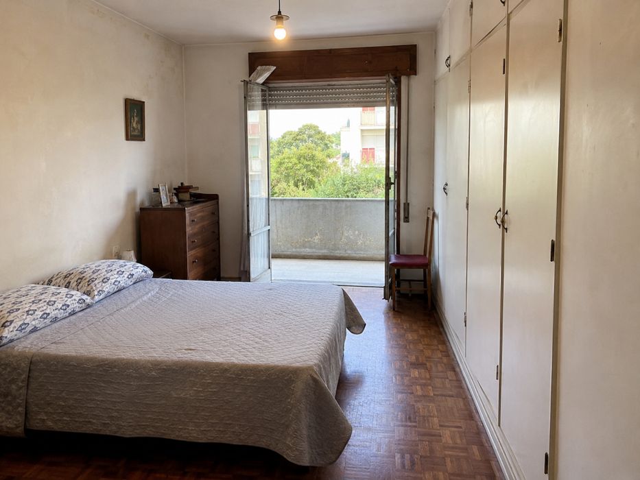 Arrendo quarto com varanda  em Mem Martins