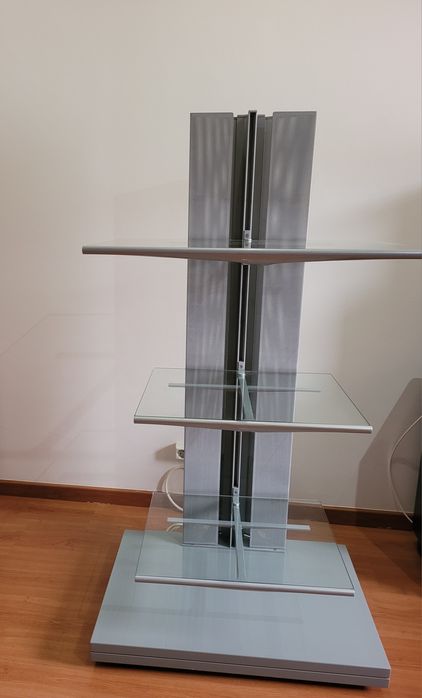 Móvel para televisão com duas prateleiras móveis e com rodas na base