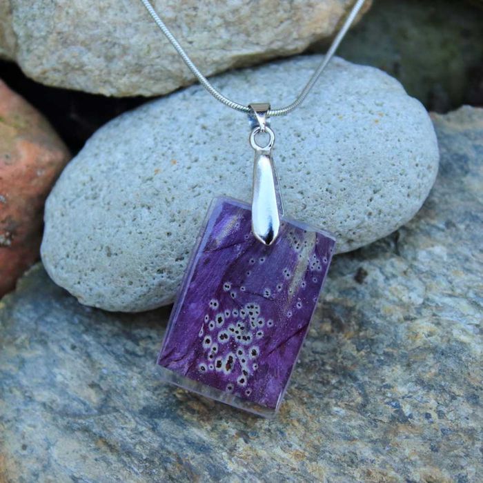 Zawieszka z żywicy i kwiatów naparstnicy purpurowej