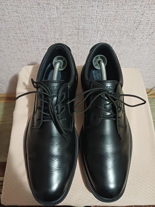 Чорні чоловічі туфлі бренду Skechers 43 розміру