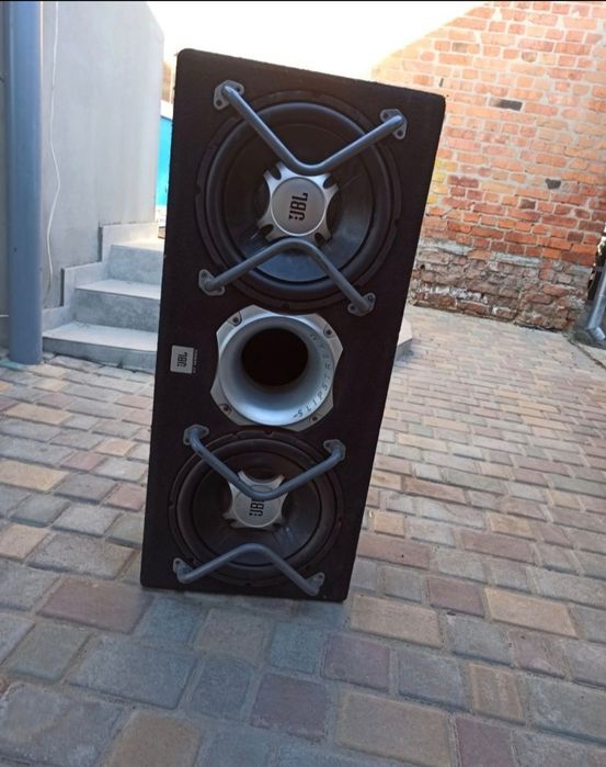 Продам комплект автозвука сабвуфер JBL  оригинал.