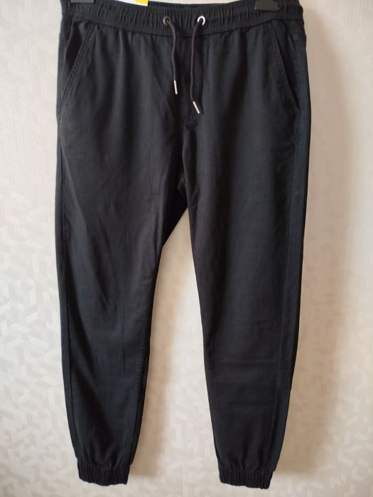Nowe  czarne spodnie jogger rozmiar 32