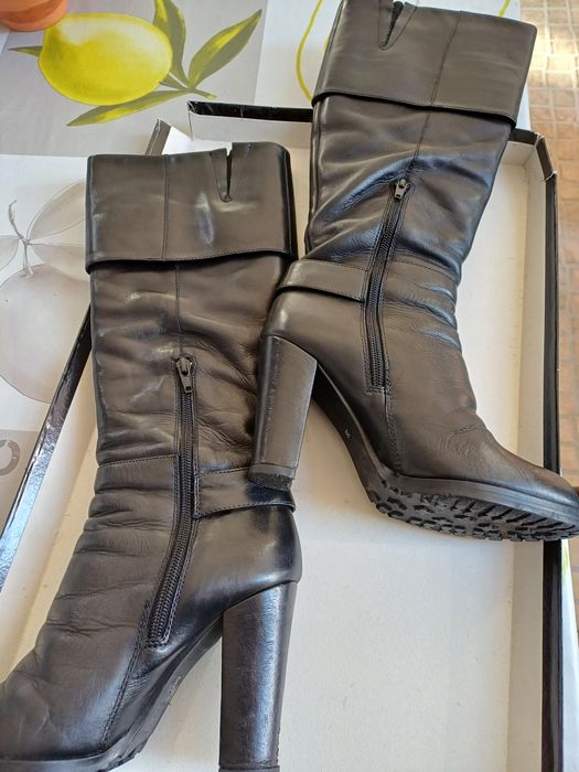 Bota cano alto em pele preta