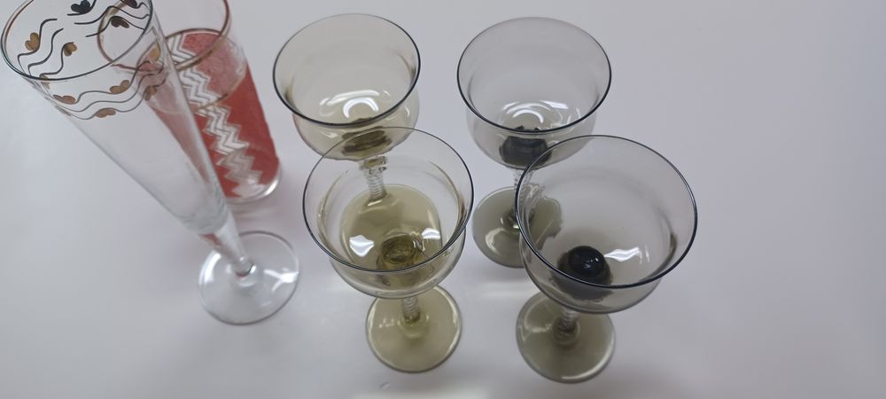 Copos de pé alto vintage