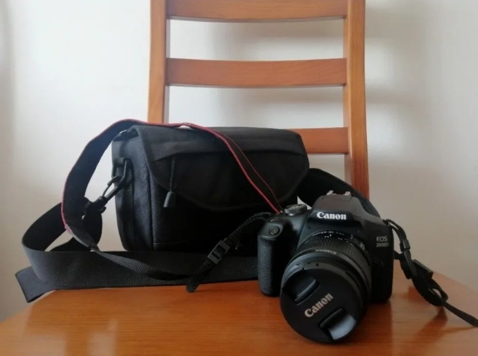 Kit Máquina Fotográfica CANON EOS 2000D